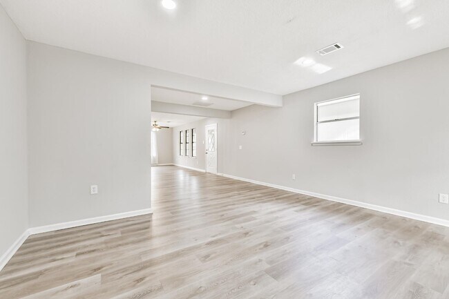 Building Photo - 305 Red Haven Dr