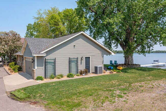 Building Photo - 21253 Lake George Blvd