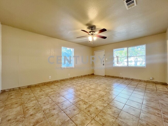 Building Photo - Cozy 1-Story 1/1 Duplex in Castleberry ISD...