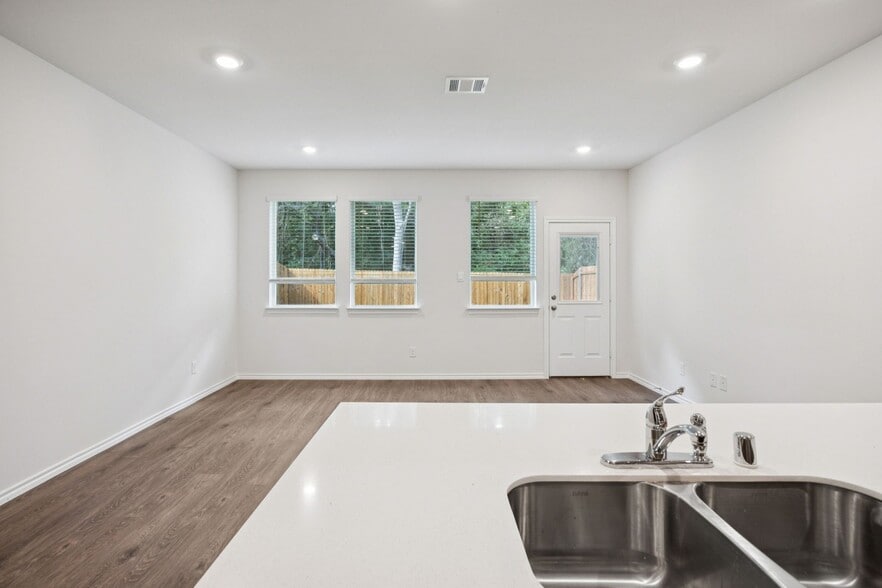 Building Photo - 7020 Vining Dr