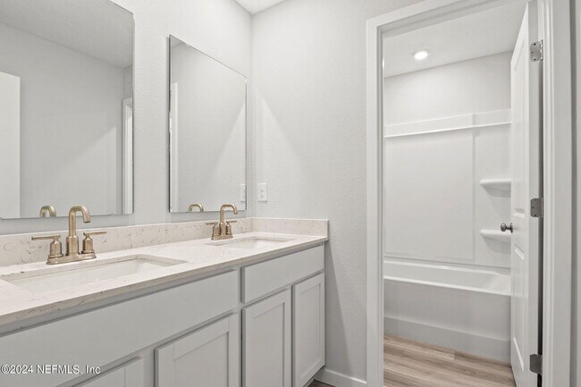 Building Photo - 14726 Cashew Ave