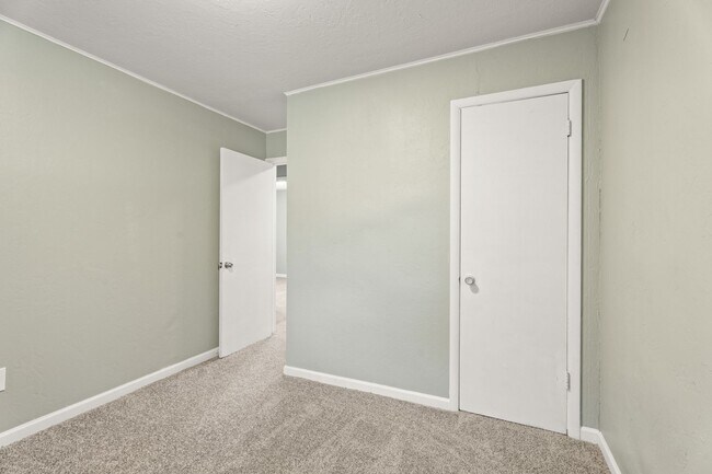 Building Photo - 1029 Hoyt Ave