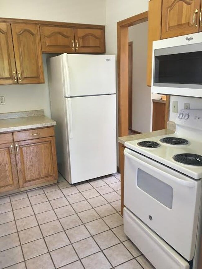 Building Photo - Perfect location 3 bed 2 bath with fenced in back yard and two car garage!