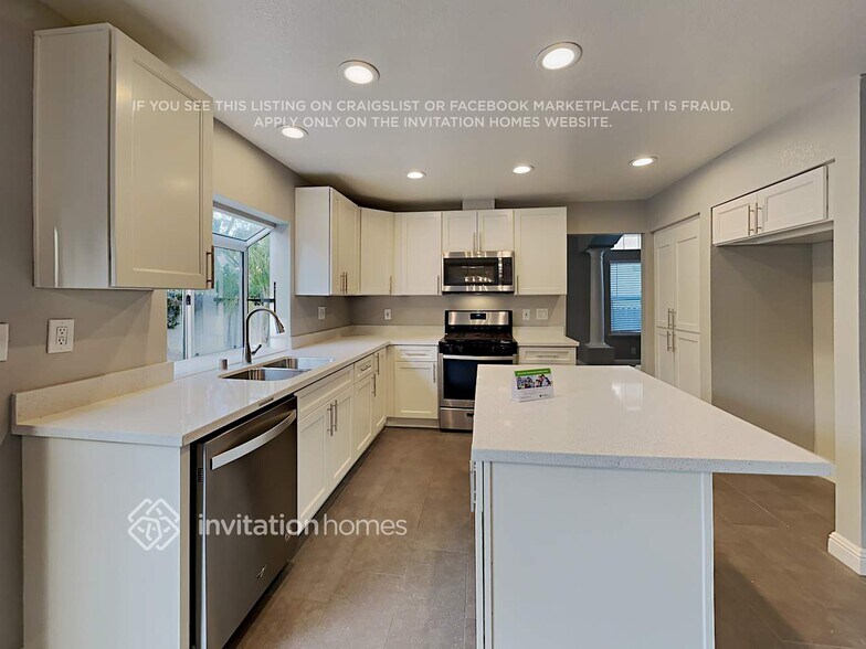 Building Photo - 413 Rolling Oak Dr