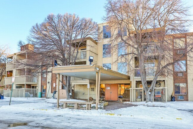 Building Photo - 1 Bedroom, 1 bath, 3rd floor Apartment