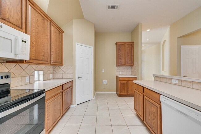 Building Photo - 2600 Spring Dr