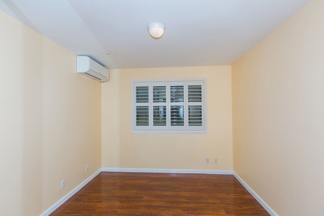 Building Photo - BACK ON MARKET**Single level spacious home...