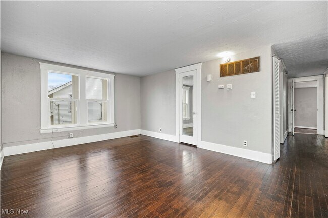 Building Photo - 1063 W 21st St