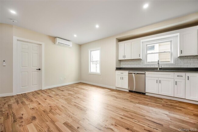 Building Photo - 22011 139th Ave Unit 2
