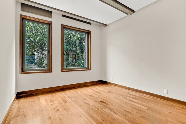 Building Photo - Impeccable Minimalist Design 4 bedroom 3 b...