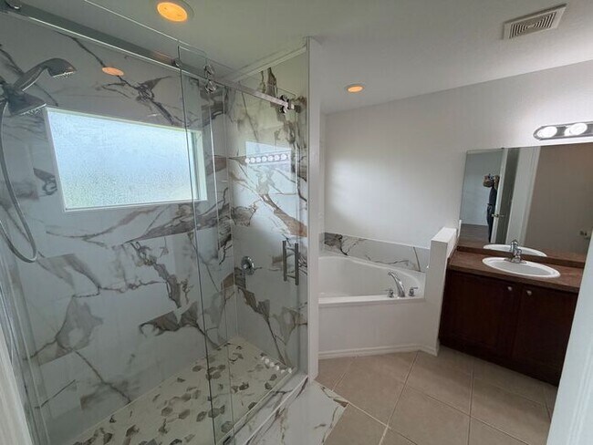Building Photo - Spacious 3 Bedroom Townhome with Garage in Altamonte Springs