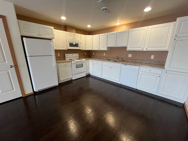 Building Photo - 2 Bedroom /1 Bath Apartment!