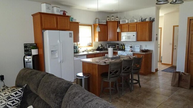 Primary Photo - 611 S Cherry Ln