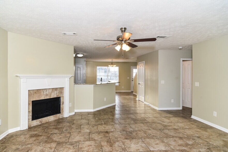 Building Photo - 176 Lyndhurst Dr