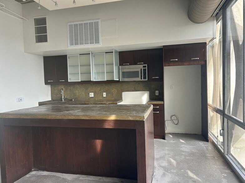 Building Photo - 2404 Wilshire Blvd