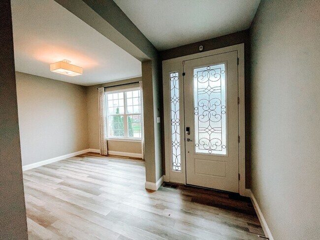 Building Photo - Beautiful Newer Home in Excellent Conditio...