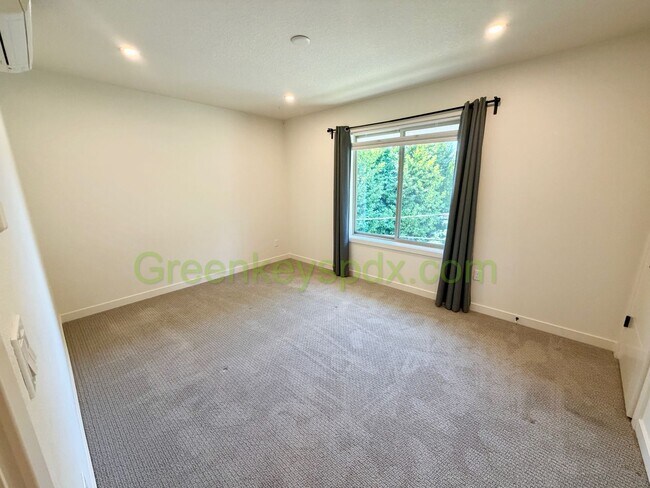 Building Photo - Newer 2-Bedroom, 1.5-Bathroom Townhome for Rent in SE Portland with Private Patio in Walkable Loc...