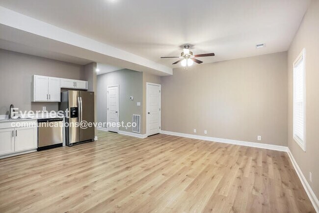 Building Photo - Lovely 2-Bedroom Townhome with Garage / Pe...