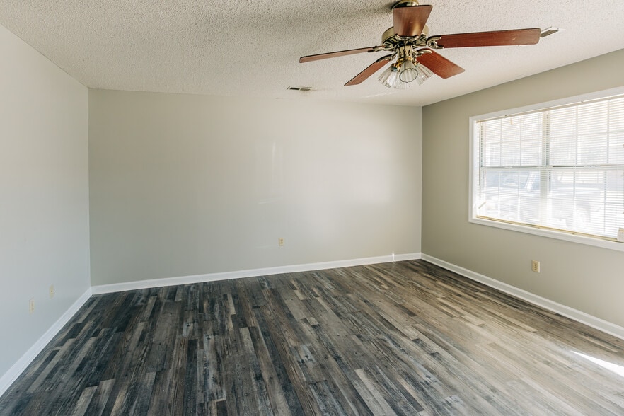 Building Photo - 1210 Douglas MacArthur St