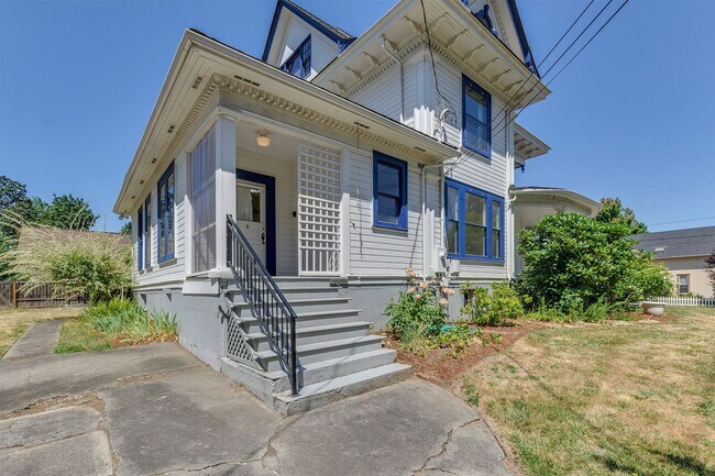 Building Photo - 2338 18th Ave