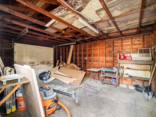 Building Photo - 6011 N Braeburn Dr
