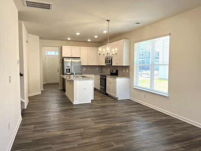 Building Photo - $1,000 Off First Full Month Rent