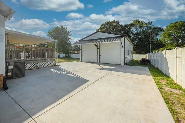 Building Photo - 808 Pine Level Ln