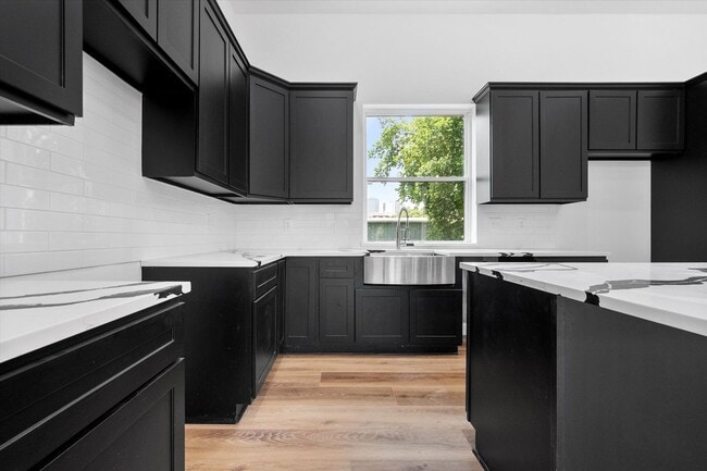 Building Photo - Spacious Townhouse in Dallas