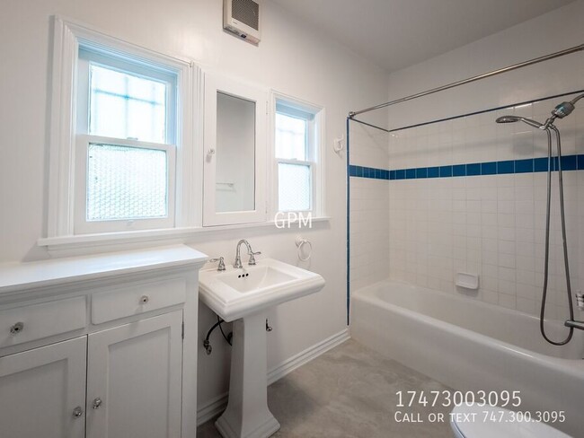 Building Photo - Spacious Hollywood Gem: Stylish 1-Bedroom ...