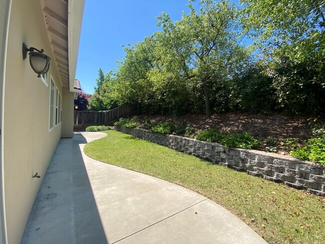 Building Photo - 4 bedroom in Paso Robles