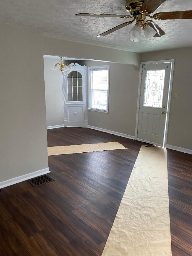 Building Photo - 3 Bedroom, 1 Bathroom SINGLE FAMILY HOME f...