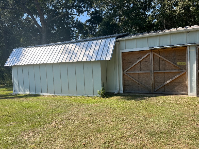 Building Photo - 26743 Pine St