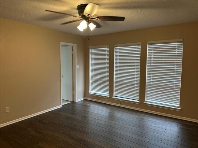 Building Photo - 17406 Spicewood Springs Ln