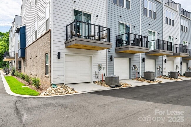 Building Photo - 3003 Jolene Ct