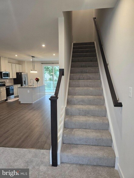 Building Photo - 33 Oasis Ave
