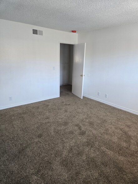 Building Photo - 2701 Kline Cir