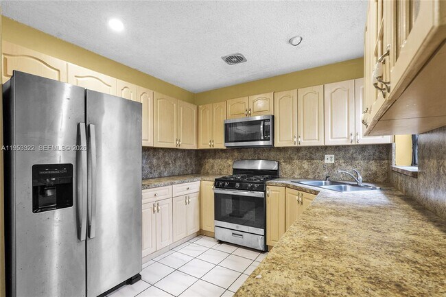 Building Photo - 17950 NW 6th Ct