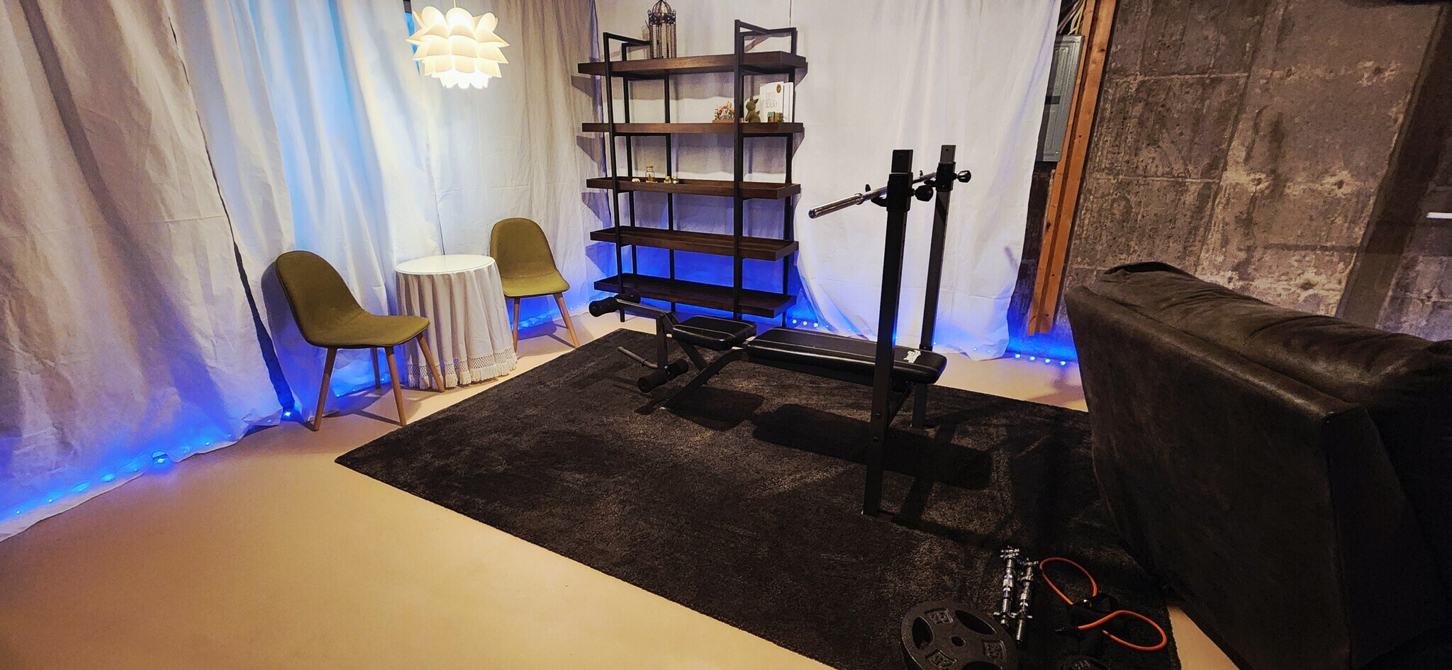 Weight Bench - 976 Monroe Ave