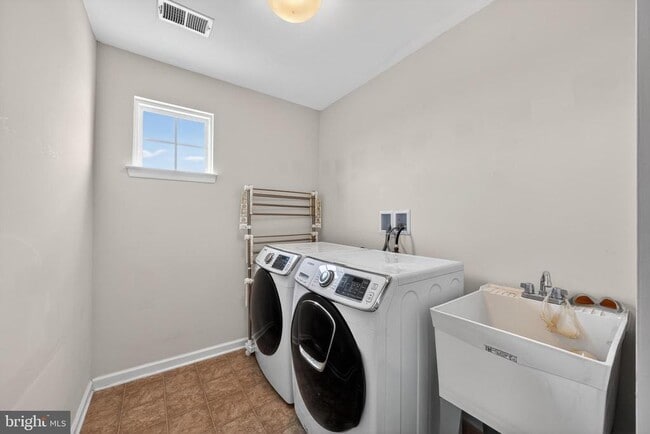 Building Photo - 40 Gina Dr