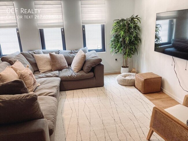 Building Photo - 152-58 W Laurel Street-208