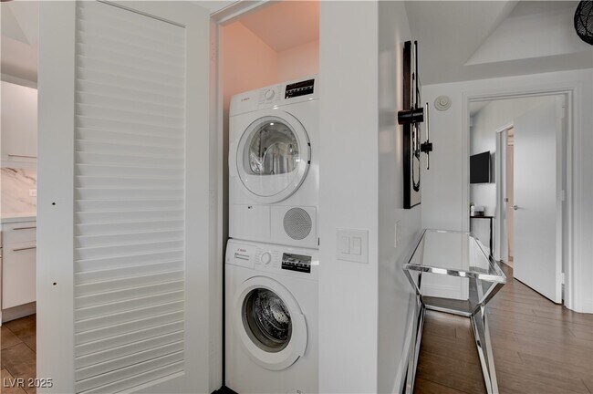 Building Photo - 222 Karen Ave