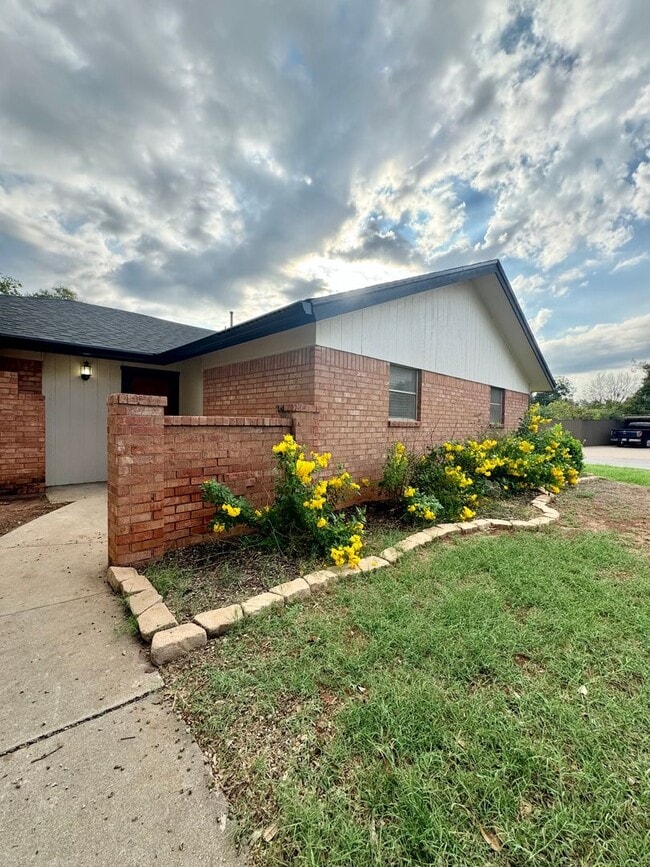 Building Photo - Coming Available June 2025 - 3-Bedroom Hom...