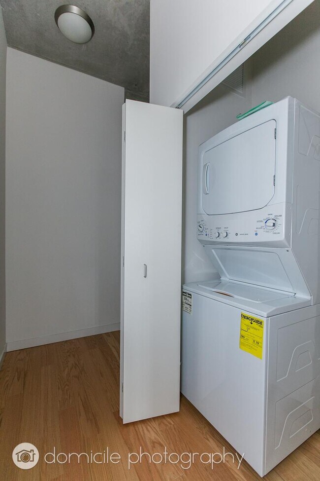 Building Photo - 2 bedroom in Chicago IL 60607