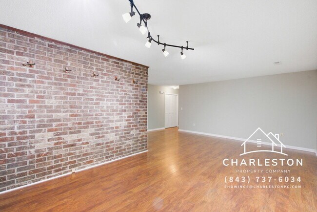 Building Photo - 2067 Dogwood Rd