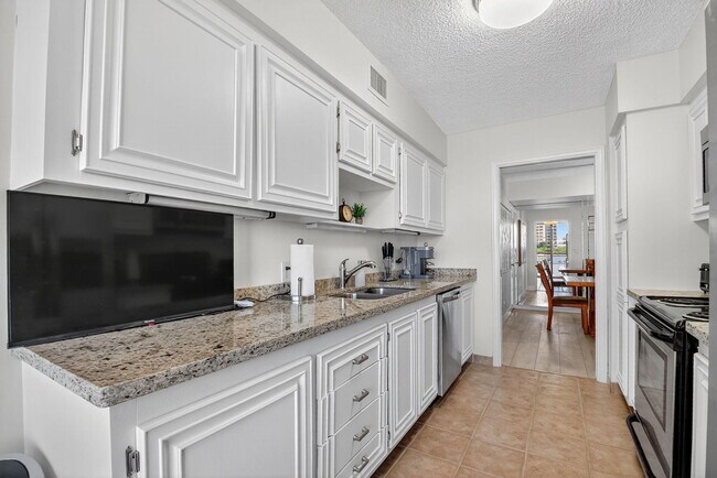 Building Photo - 3400 N Ocean Dr