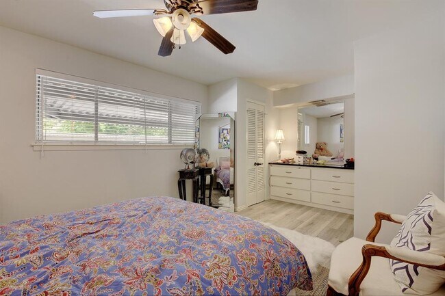 Building Photo - 1210 Windsor Rd