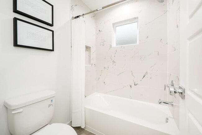 Building Photo - 305 Deer Path Lp