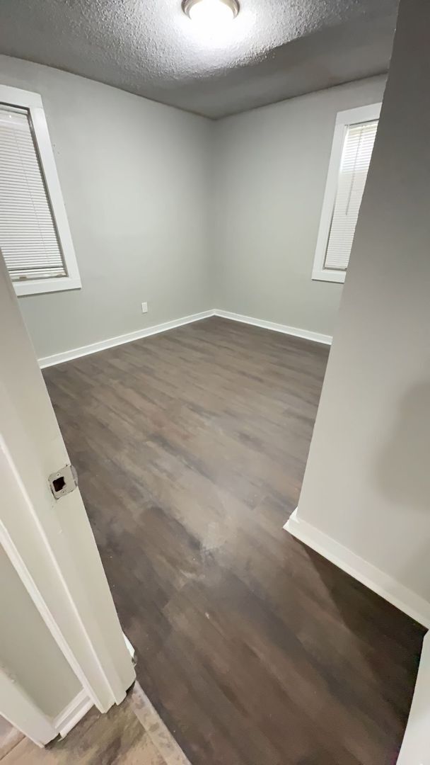 Building Photo - Spacious 4 bedroom 2 bath home - Open To Section 8