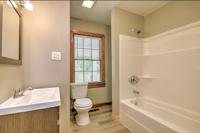 Building Photo - 401 Hillcrest Dr