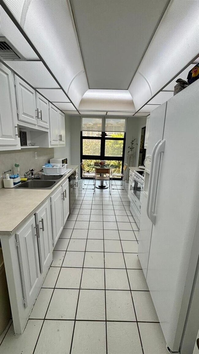Building Photo - 1121 Crandon Blvd